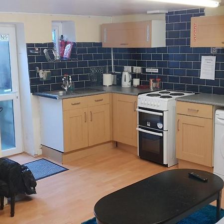 Ferienwohnung Private Basement Studio Flat With Modern Features Huddersfield Exterior foto