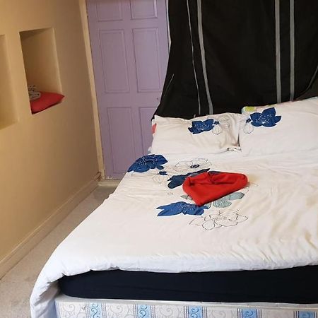 Ferienwohnung Private Basement Studio Flat With Modern Features Huddersfield Exterior foto