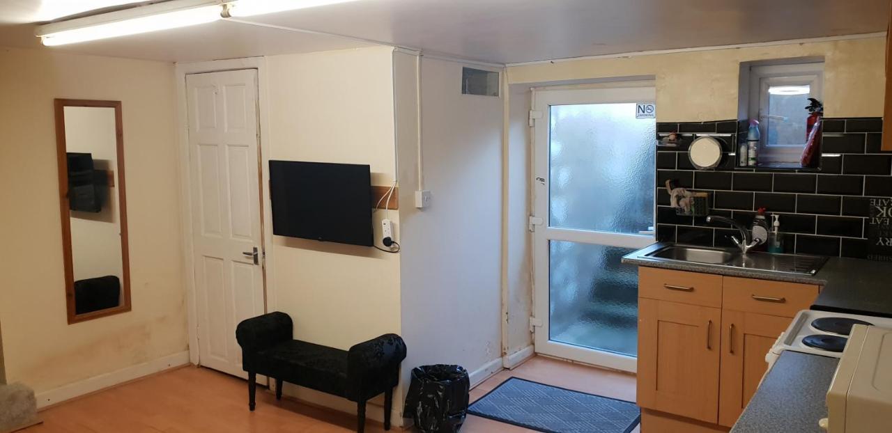 Ferienwohnung Private Basement Studio Flat With Modern Features Huddersfield Exterior foto