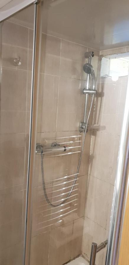Ferienwohnung Private Basement Studio Flat With Modern Features Huddersfield Exterior foto