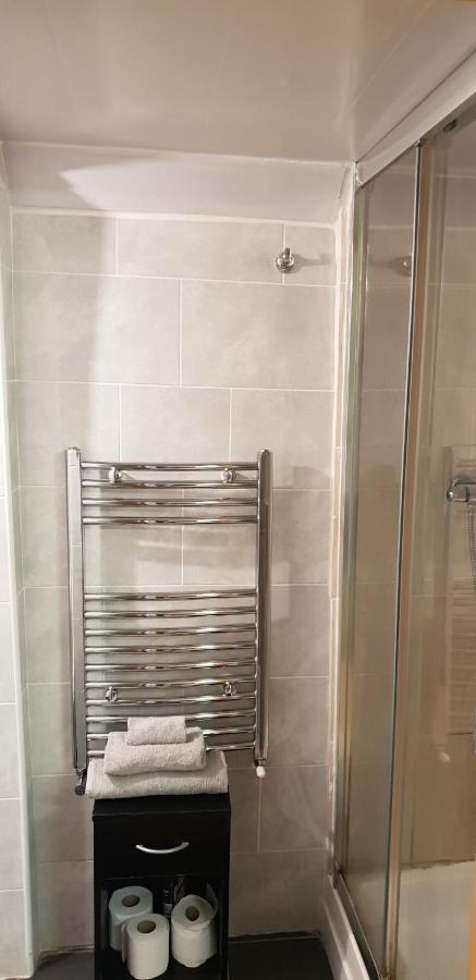 Ferienwohnung Private Basement Studio Flat With Modern Features Huddersfield Exterior foto