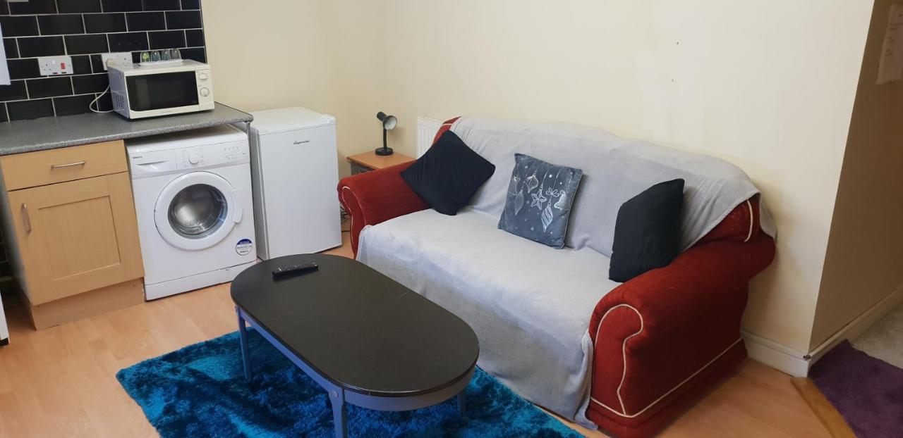 Ferienwohnung Private Basement Studio Flat With Modern Features Huddersfield Exterior foto
