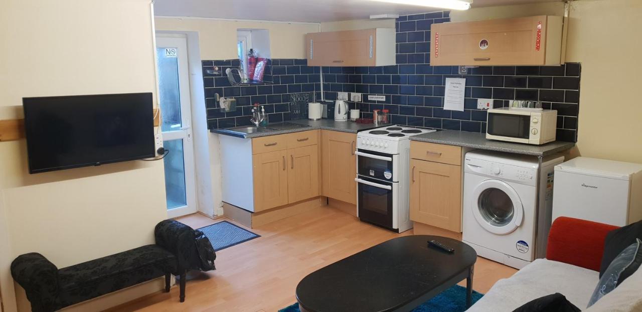 Ferienwohnung Private Basement Studio Flat With Modern Features Huddersfield Exterior foto